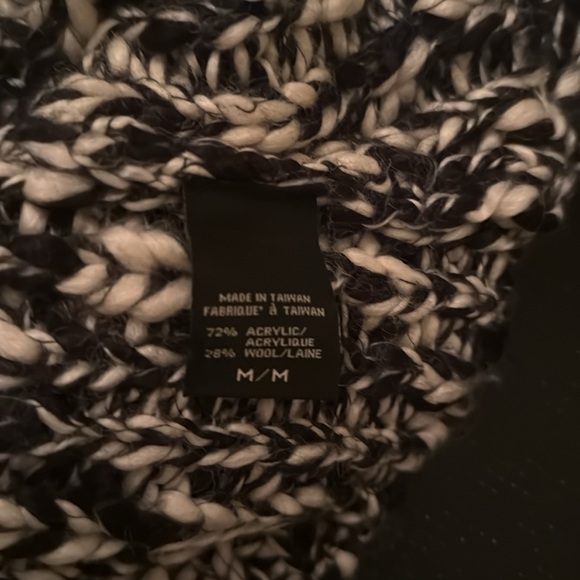 NWT Guess Jeans sweater - Picture 5 of 5